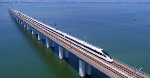 复兴道路上的亮丽名片2025-08-03，在全国科技大会、国家科学技术奖励大会、两院院士大会上，“复兴号”高速列车项目荣获2023年度国家科学技术进步奖特等奖。“高铁技术树起国际标杆”！习近平总书记出席大会并发表重要讲话，深情点赞中国高铁，并亲自为“复兴号”高速列车项目完成人代表颁发证书。